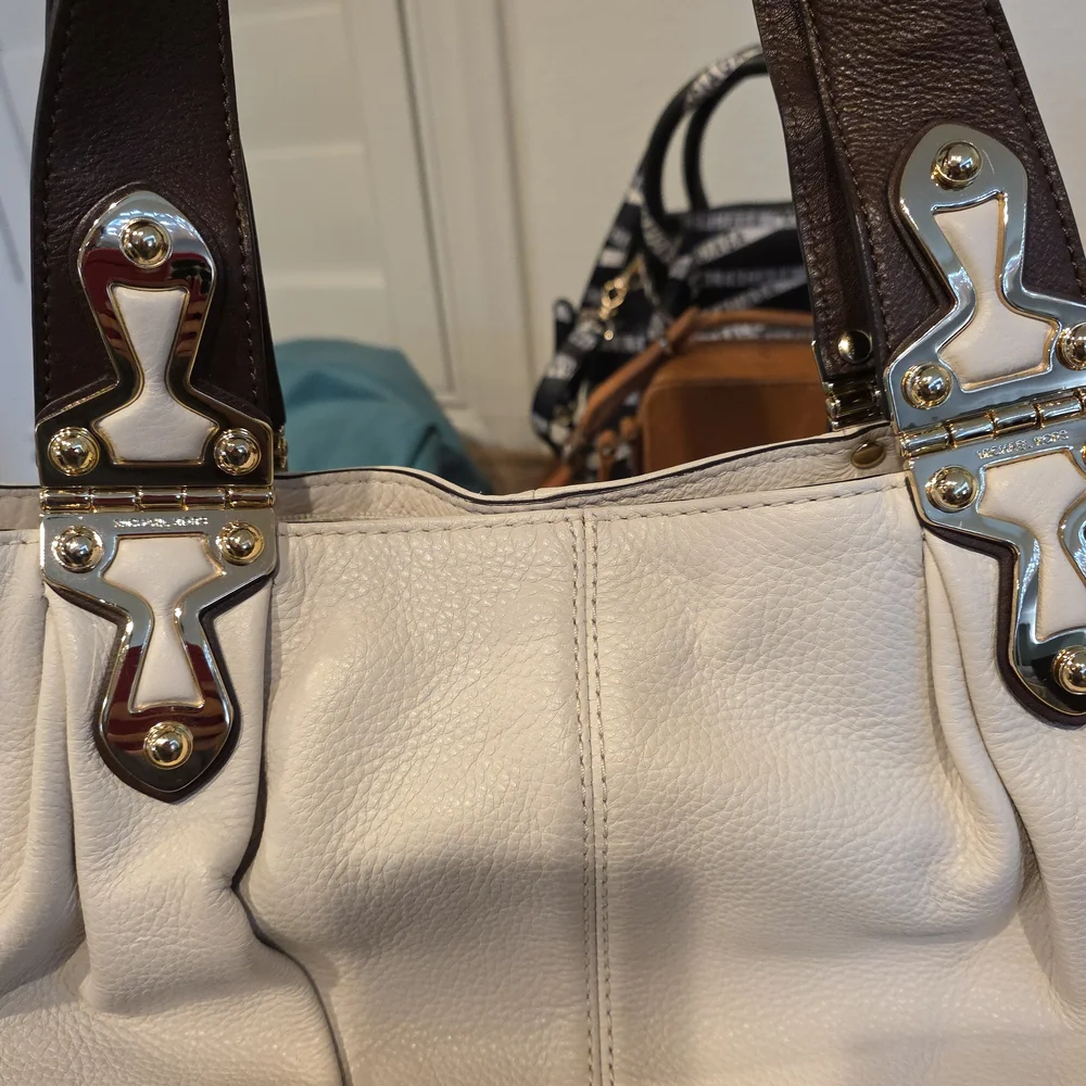 Michael Kors Cream and Brown Shoulder Bag with Gold Details - Picture 6 of 16
